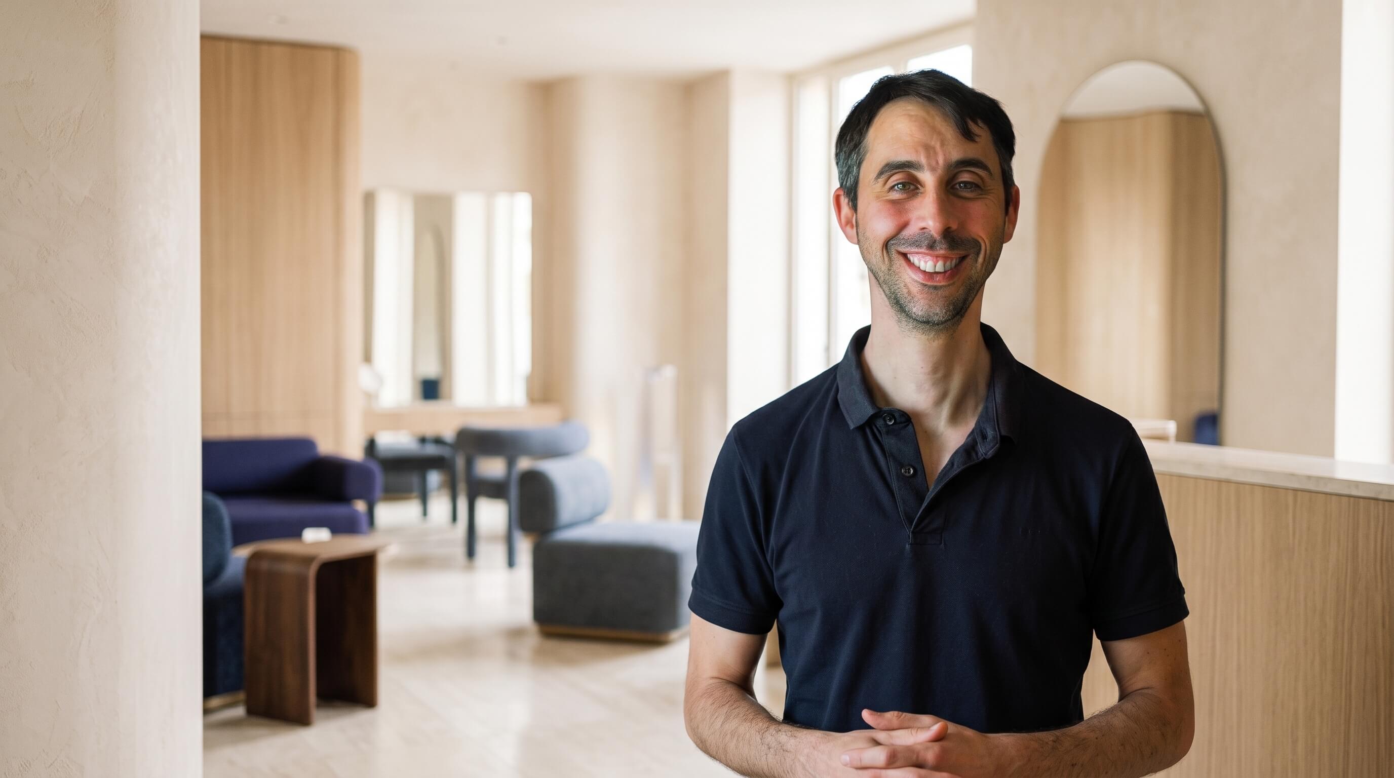 Portrait d'une personne souriante, accueillante