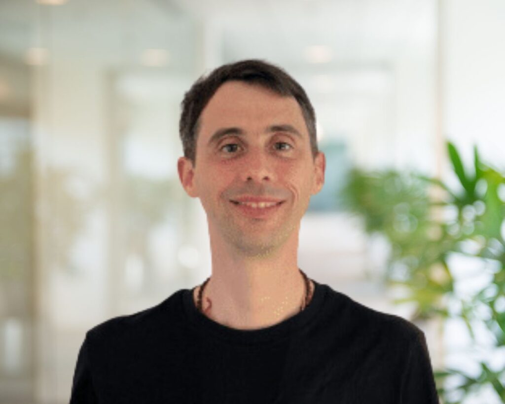 Guillaume Barlet, formateur en massage et gérant de Mrauk-U Formation, souriant dans un environnement lumineux