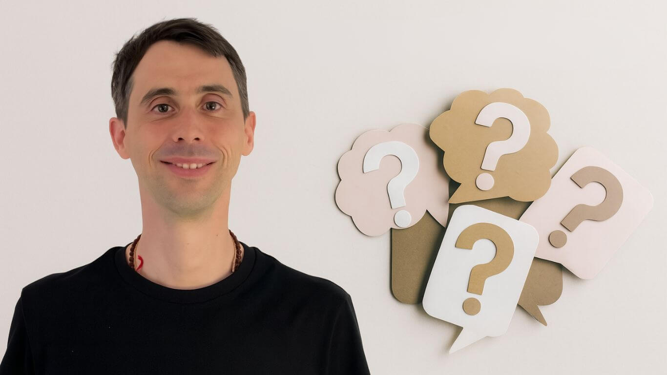 Un formateur souriant devant des pictogrammes de points d’interrogation, symbolisant les questions fréquentes des futurs stagiaires.