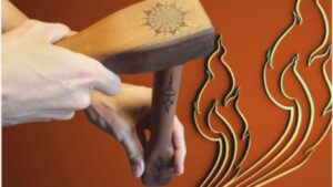 Guillaume Barlet formateur enseigne un étirement emblématique du massage thaï au sol à Vergèze.